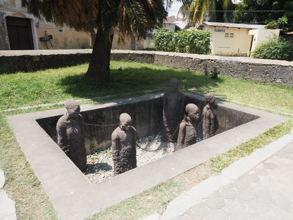 ザンジバル島の悲惨な歴史 奴隷貿易 を学ぶため 奴隷市場跡である大聖堂へ トムソーヤの冒険