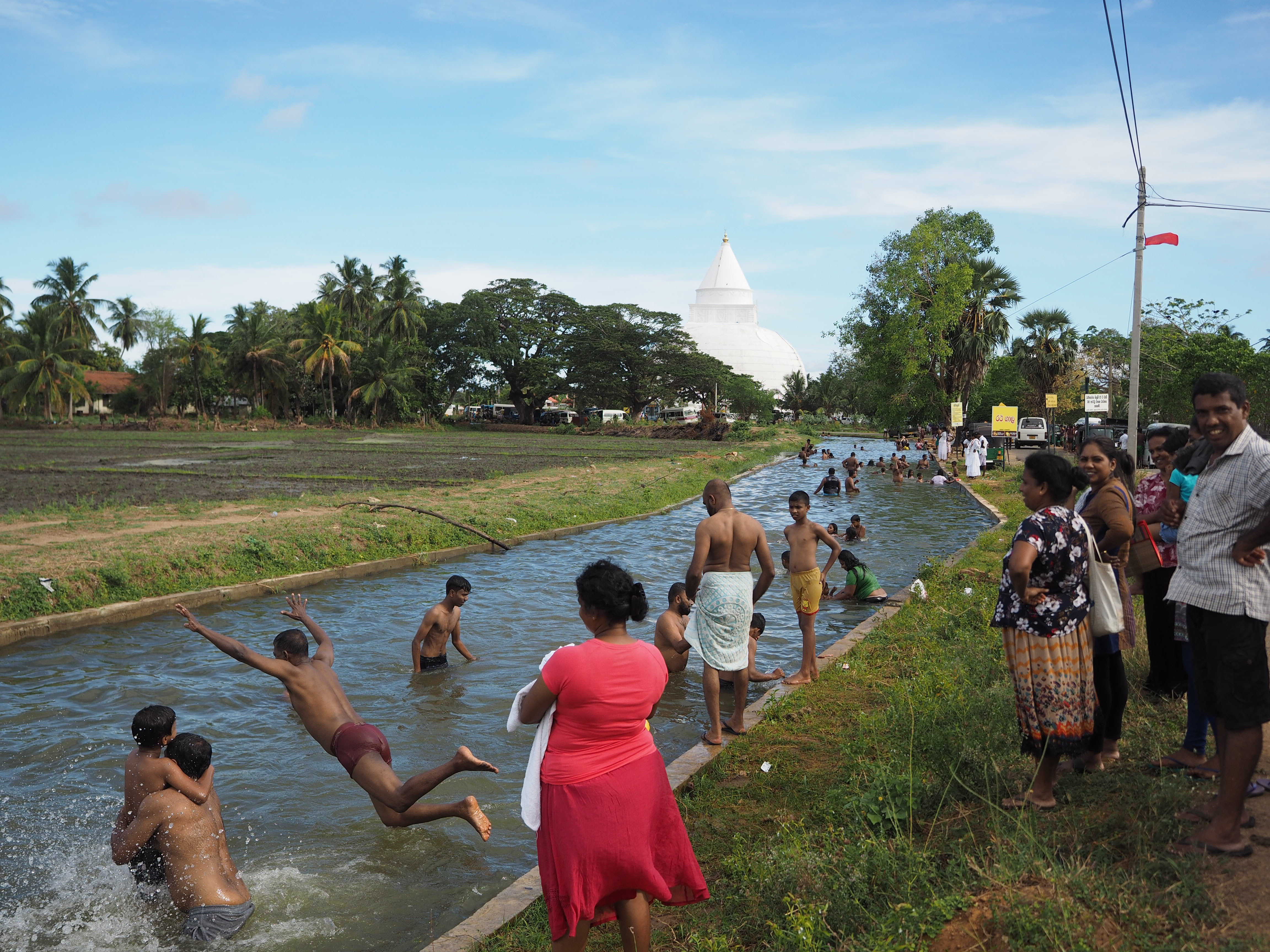 ポヤデイに 沐浴するスリランカ人 In ティッサマハーラーマ トムソーヤの冒険